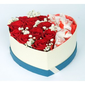 Розы и конфеты Raffaello в коробке  в форме сердца 